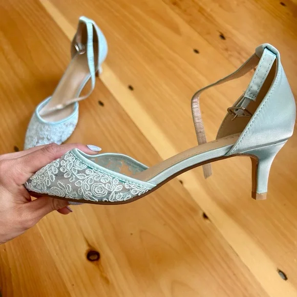 NWT Kailee P Crochet Lace Pointy Toe Wedding Low Heels - Picture 3 of 3